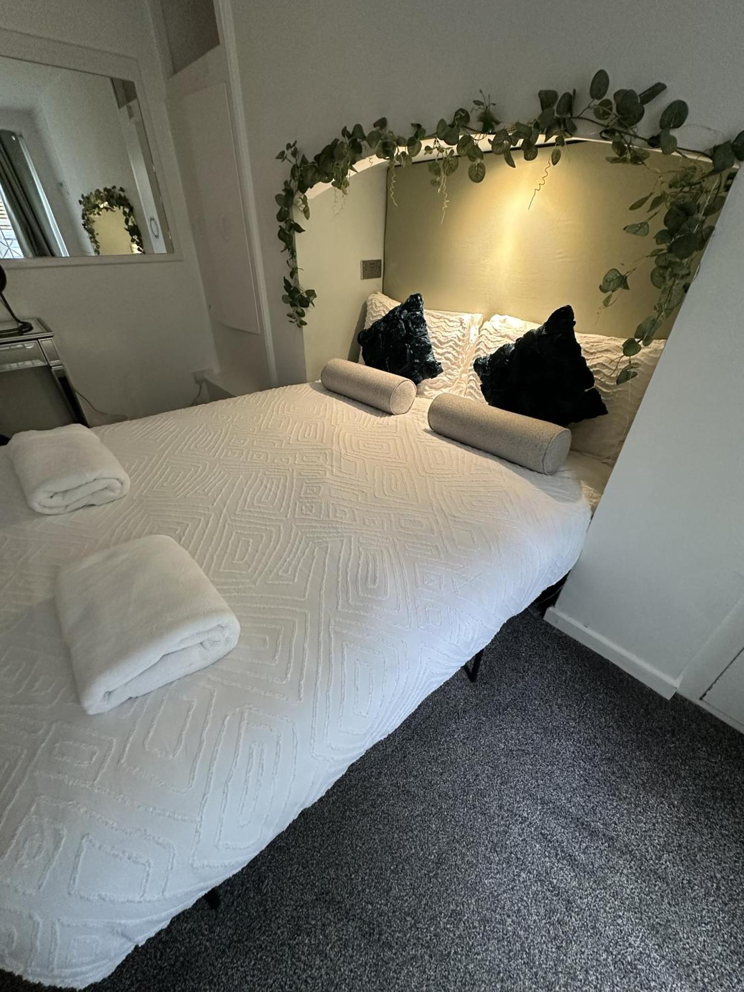 Town Centre Apartment With Hot Tub Cheltenham Exterior foto